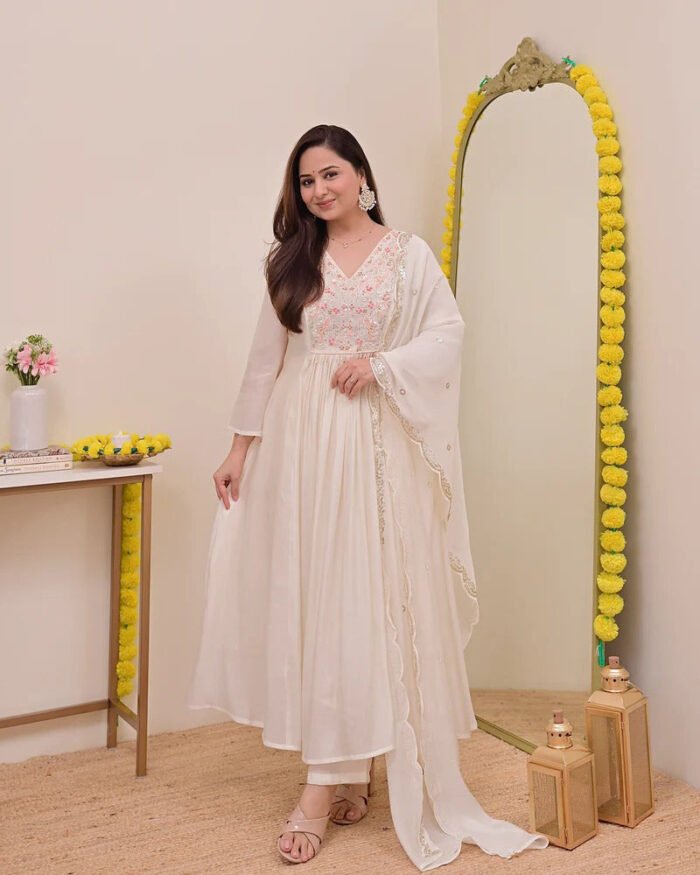 Women's White Chanderi Silk Embroidered Worked Kurta Set